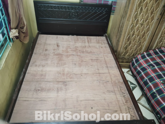 মালয়েশিয়ান বোর্ডের দুজনের খাট